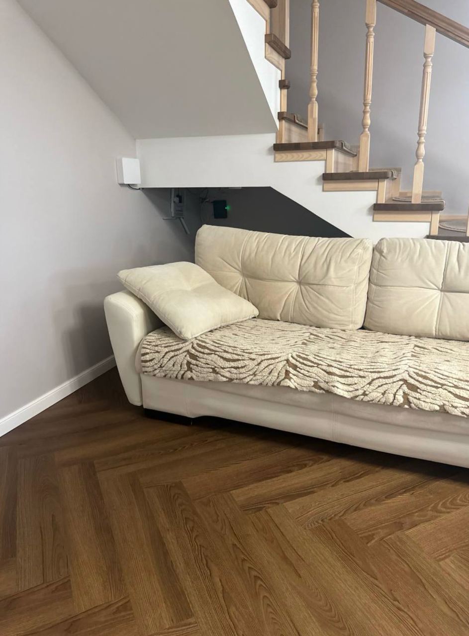 Кварцвиниловый SPC ламинат Vinilam Parquet Herringbone Паркет Винсент IS11200 венгерская елка 720×120×6,5 фото в интерьере